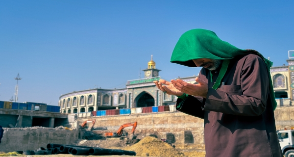 طُوبَى لَكِ مِنْ تُرْبَةٍ عَلَيْكِ تُهْرَقُ دِمَاءُ الْأَحِبَّةِ