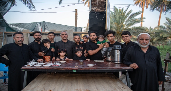 كل الخدم تنهان شفناها بالعين .... بس بكرامة تعيش خدام الحسين