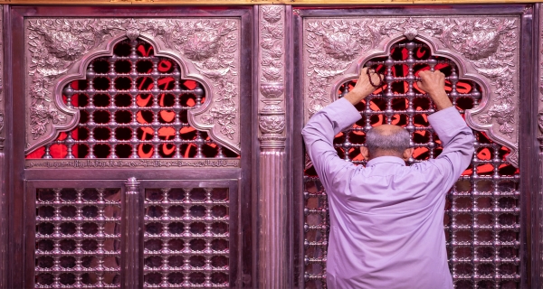 اَلسَّلامُ عَلَيْكَ يَا بَابَ اللهِ وَدَيَّانَ دِينِهِ
